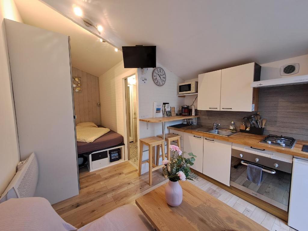 Joli Studio Au Calme Dans Un Jardin Privatif Ouistreham Bagian luar foto