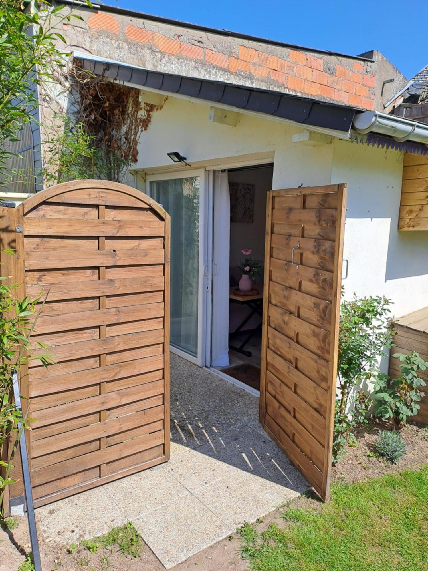 Joli Studio Au Calme Dans Un Jardin Privatif Ouistreham Bagian luar foto