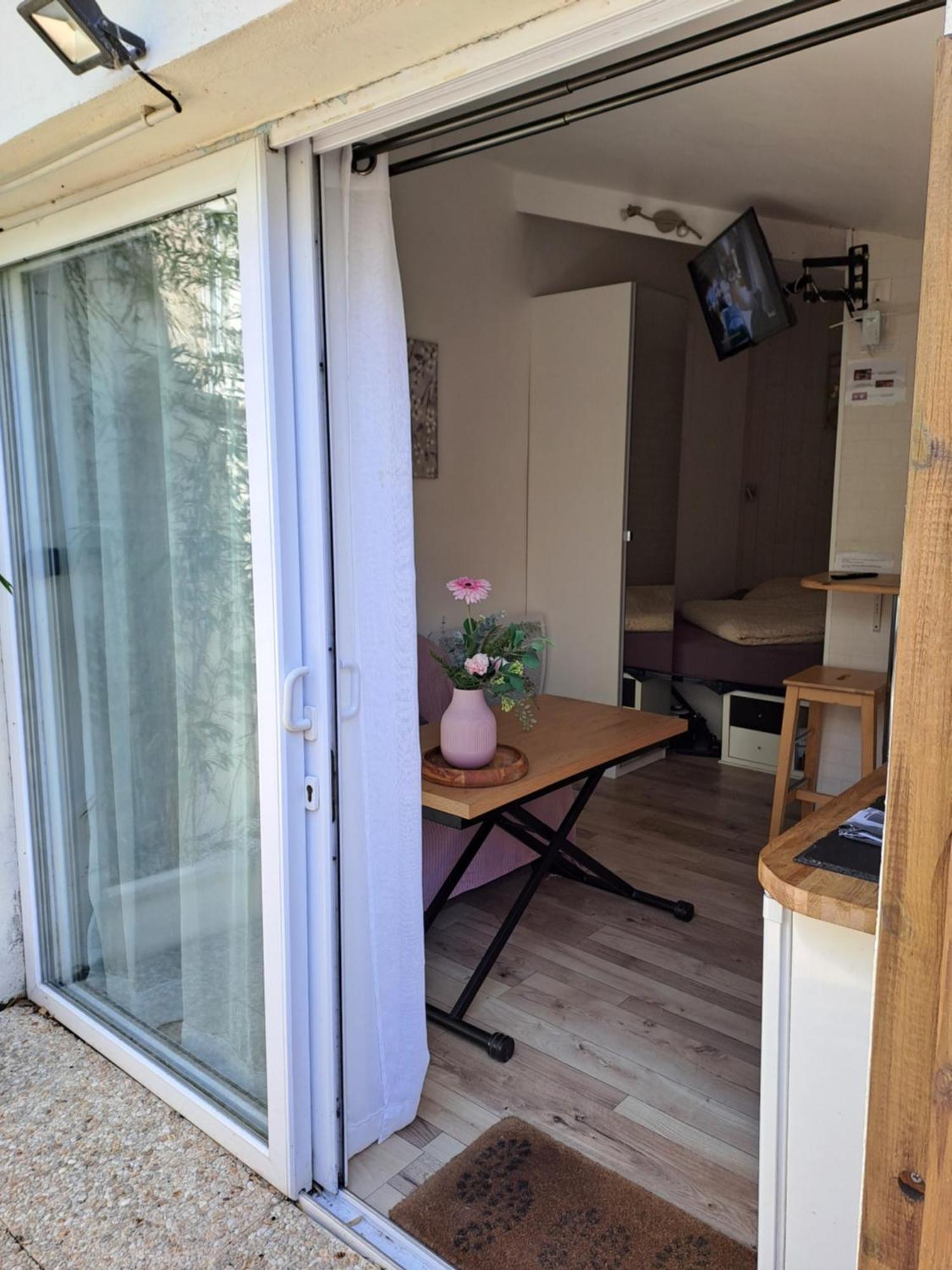 Joli Studio Au Calme Dans Un Jardin Privatif Ouistreham Bagian luar foto